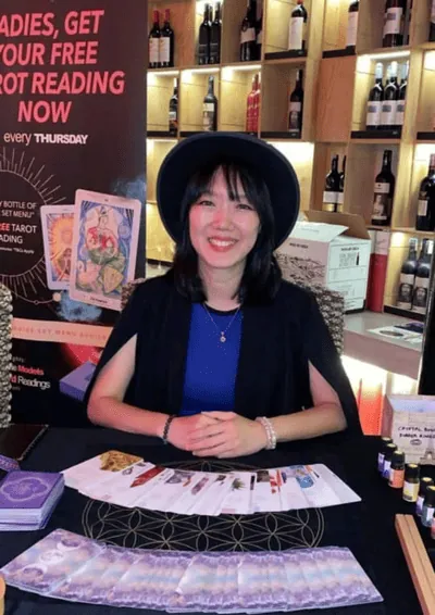 Lynn Heng during a tarot reading session